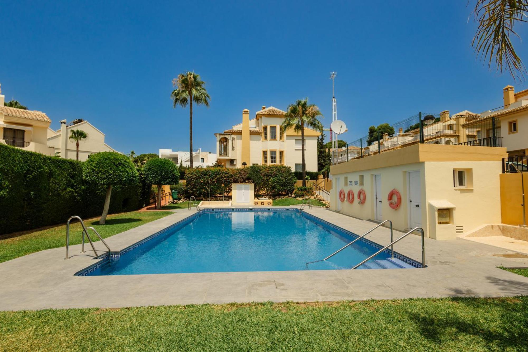 Beautiful Townhouse Walking Distance To The Beach In Costabella, Marbella Exterior photo