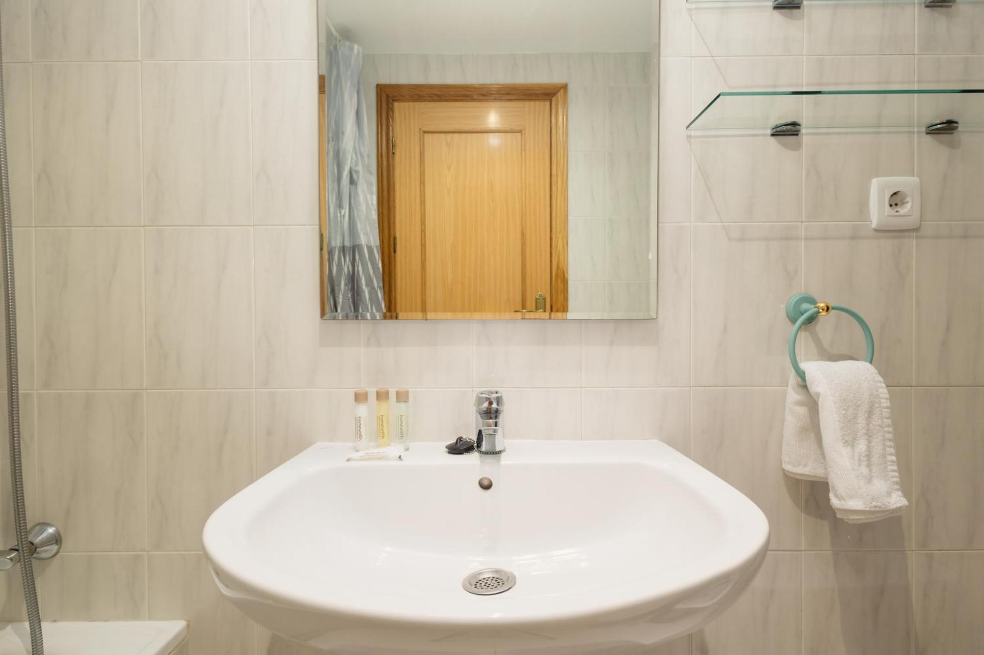 Beautiful Townhouse Walking Distance To The Beach In Costabella, Marbella Exterior photo