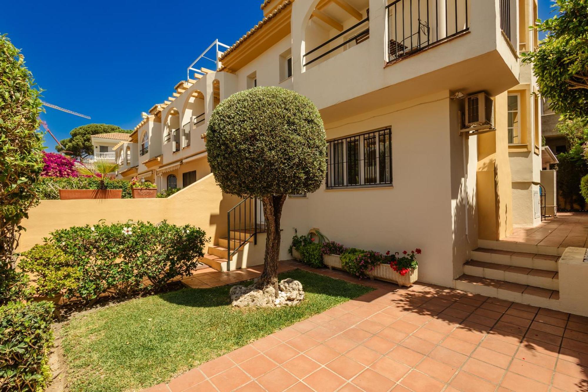 Beautiful Townhouse Walking Distance To The Beach In Costabella, Marbella Exterior photo